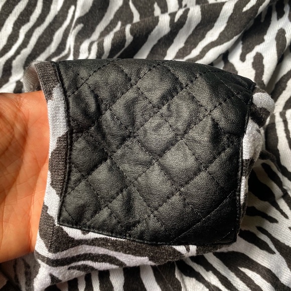 π¦ HM ZEBRA PRINT VNECK LIGHT LOOSE SWEATER! - Picture 8 of 10